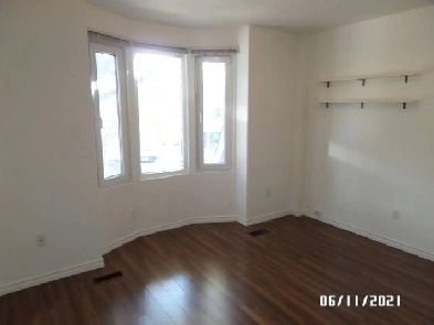 Charming Downtown 1-Bed, 1-Bath Main Floor Unit – Available Oct