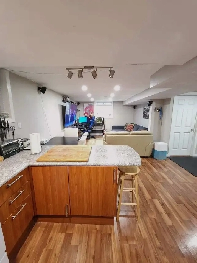 $1,800 - ONE   BEDROOM   BASEMENT   APARTMENT   BATHURST / STEEL