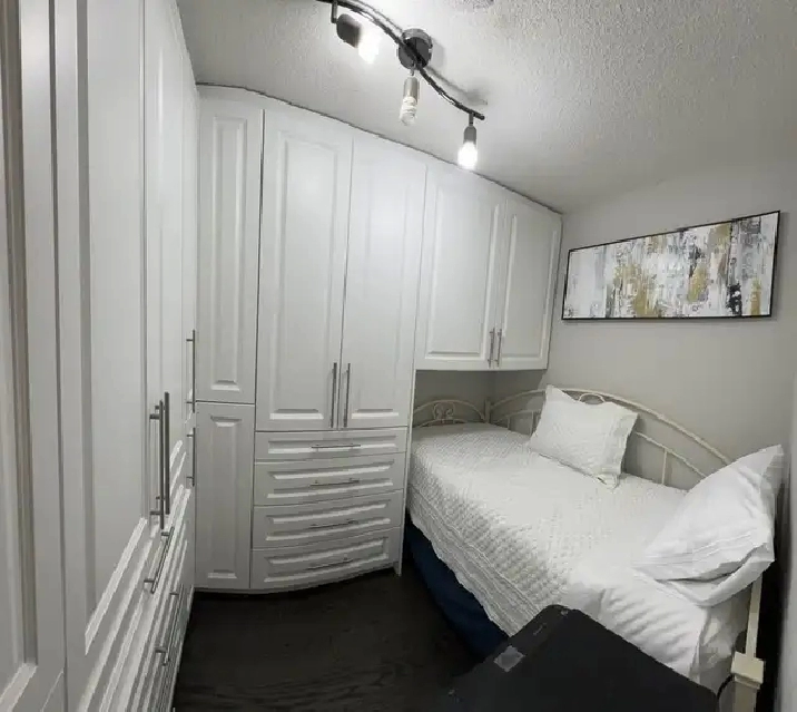 Oct 1st, Private Furnished Den/Room, Heart of Downtown/King/John