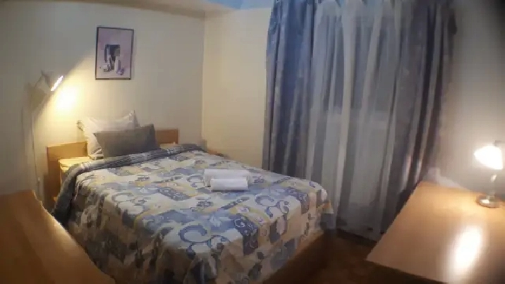 Chambre meublée non-fum. 1 coloc-650$-métro, plaza,2 parcs