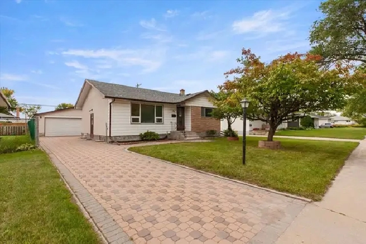 SIX BEDROOMS. 200 AMP. SIDE ENTRANCE. DOUBLE GARAGE. GARDEN CITY