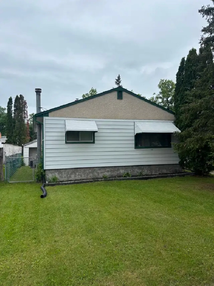 3 BEDROOM FAMILY HOME WITH A FULL BASEMENT & GARAGE