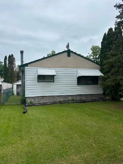 3 BEDROOM FAMILY HOME WITH A FULL BASEMENT & GARAGE
