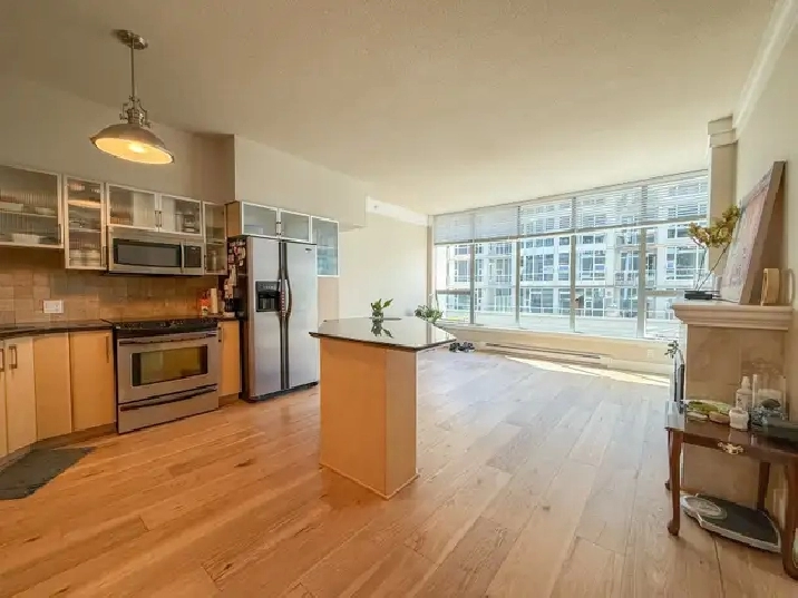 Beautiful Large 1 Bed   Den in Quality Steel & Concrete Building