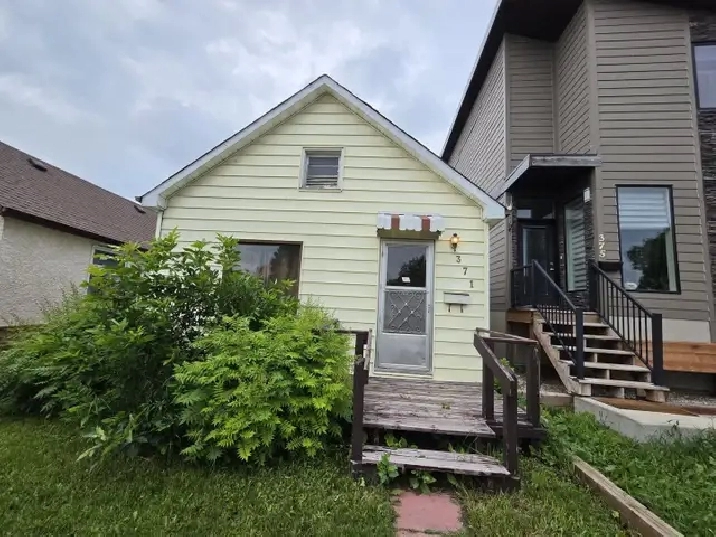 Charming 2-Bedroom Main-Floor Home in Elmwood with Fully Fenced