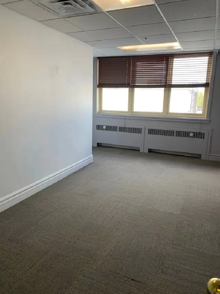 OFFICE SPACE AVAILALE - WITH WINDOW