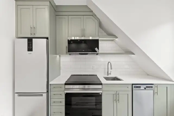 East York 1 BR Apartment near Coxwell subway $2100 incl. util.