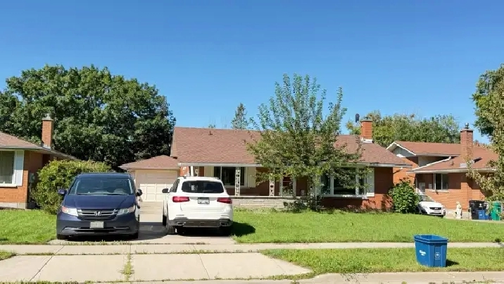 Spacious 3-Bedroom   Den Unit in Waterloo | Backyard | 2 Parking