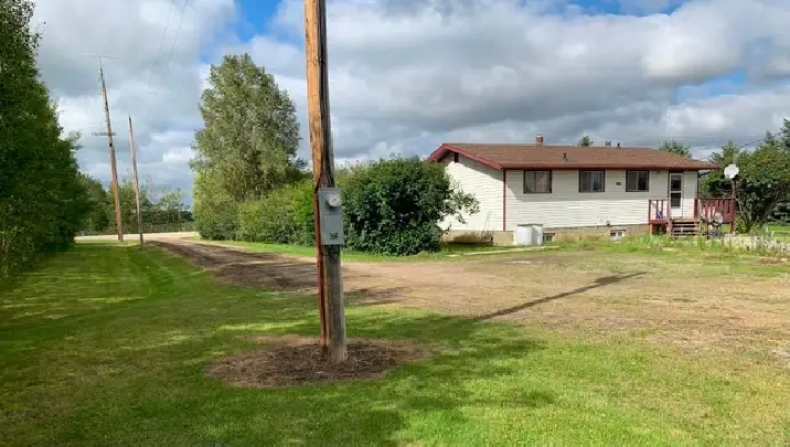 FOR RENT 2 bedroom house 5 minutes from Rocky Mountain House