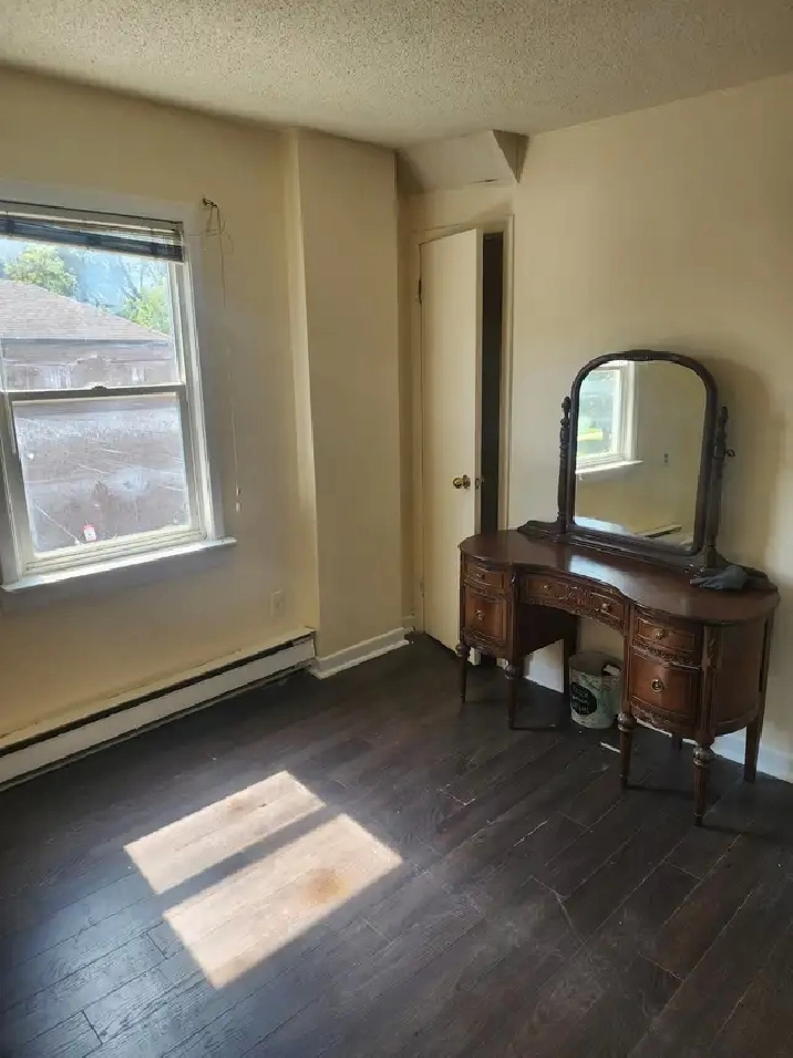 Room for rent in 2 story 2bdrm apt all incl Mt.Pleasant-Eglinton