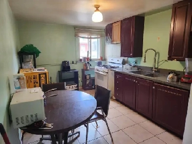 Private entrance Spacious bedroom in DT Hamilton
