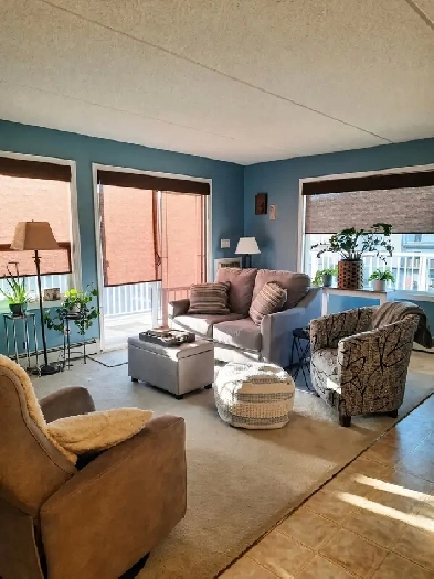 Spacious Corner Unit Condo in West Hill!