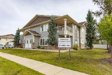NEW LISTING! LOW CONDO FEES!