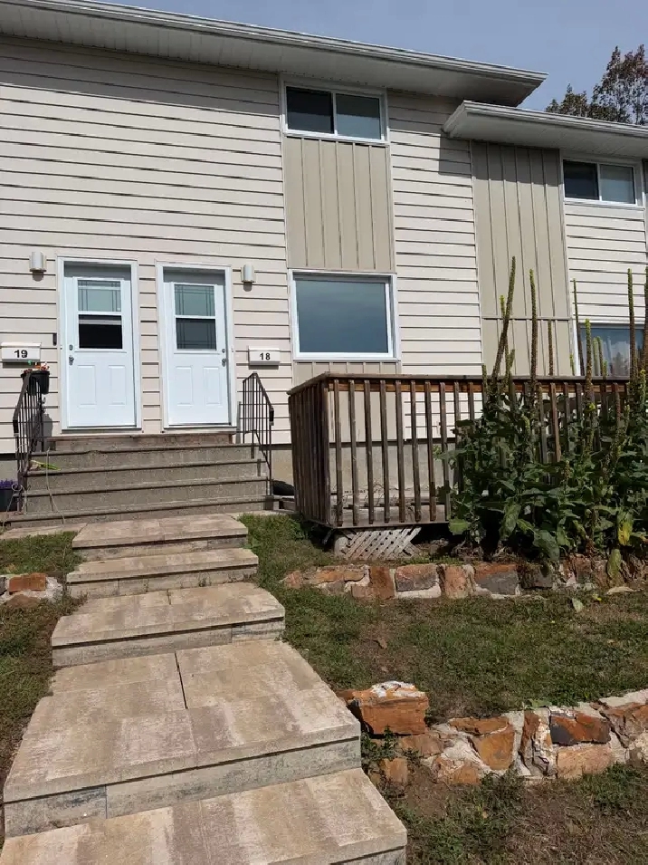 BEAUTIFUL 2 BEDROOM TOWNHOUSE CURRENT RIVER! AVAILABLE NOW!