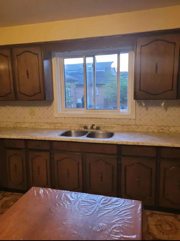 3 BDRM 2 WASHROOM UNIT FOR RENT