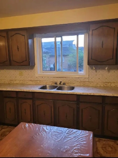 3 BDRM 2 WASHROOM UNIT FOR RENT