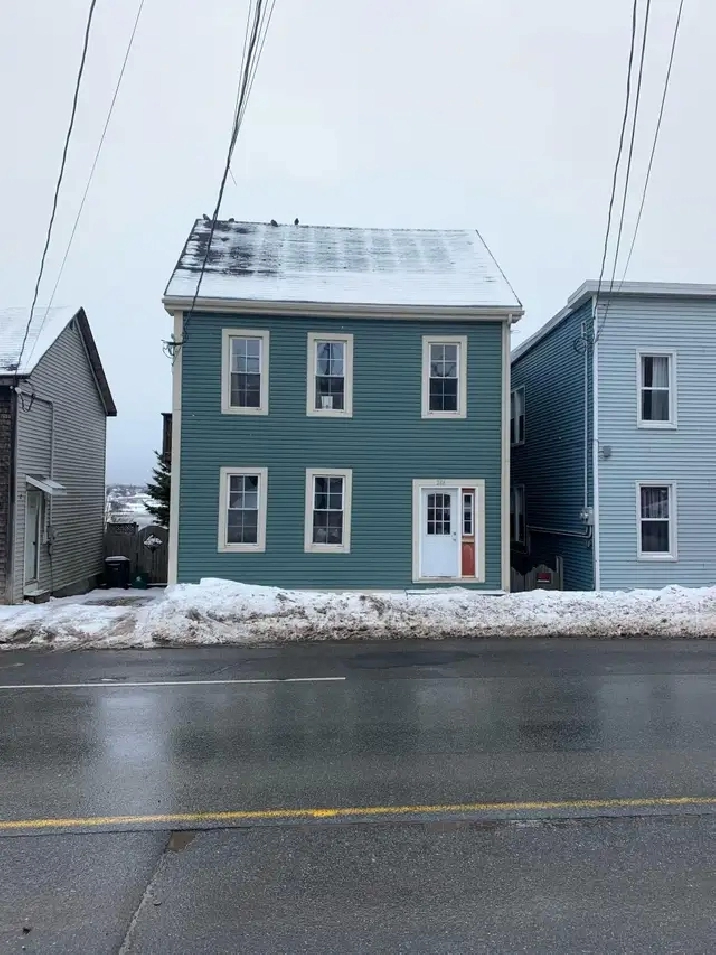 266B Crown St - 2BR Uptown, Split Level, Bus, Deck w/ Water View