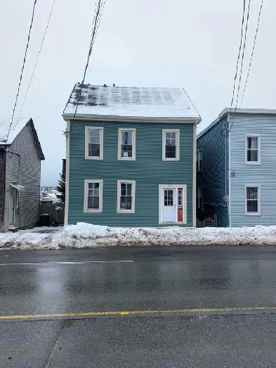 266B Crown St - 2BR Uptown, Split Level, Bus, Deck w/ Water View