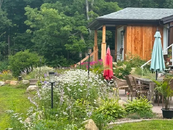 PETIT DOMAINE PRIVÉ À SAINTE-ADÈLE — 3 BÂTIMENTS — 749 000 $
