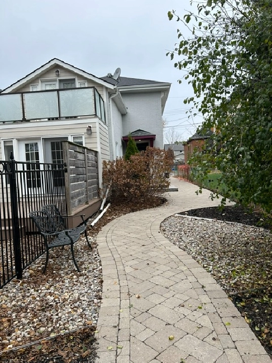 STUNNING MAIN FLOOR 2 BDRM IN OLD EAST HILL!