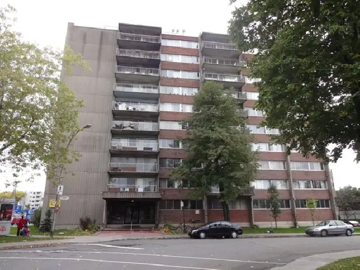 3 1/2  À VILLE SAINT-LAURENT  DISPONIBLE MAINTENANT