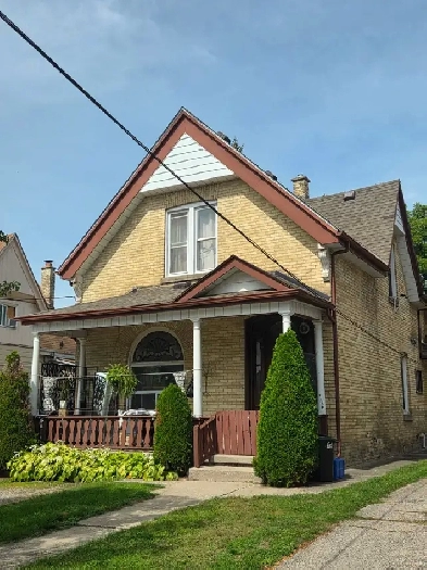 Beautiful 1 BDRM Main Floor Apartment (Central Ave)
