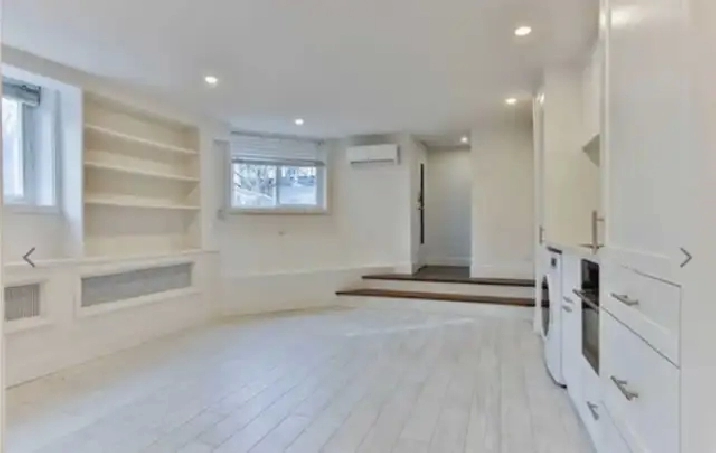 Beautiful Lakeside 2 Bedroom Apartment in The Beaches w/ Parking