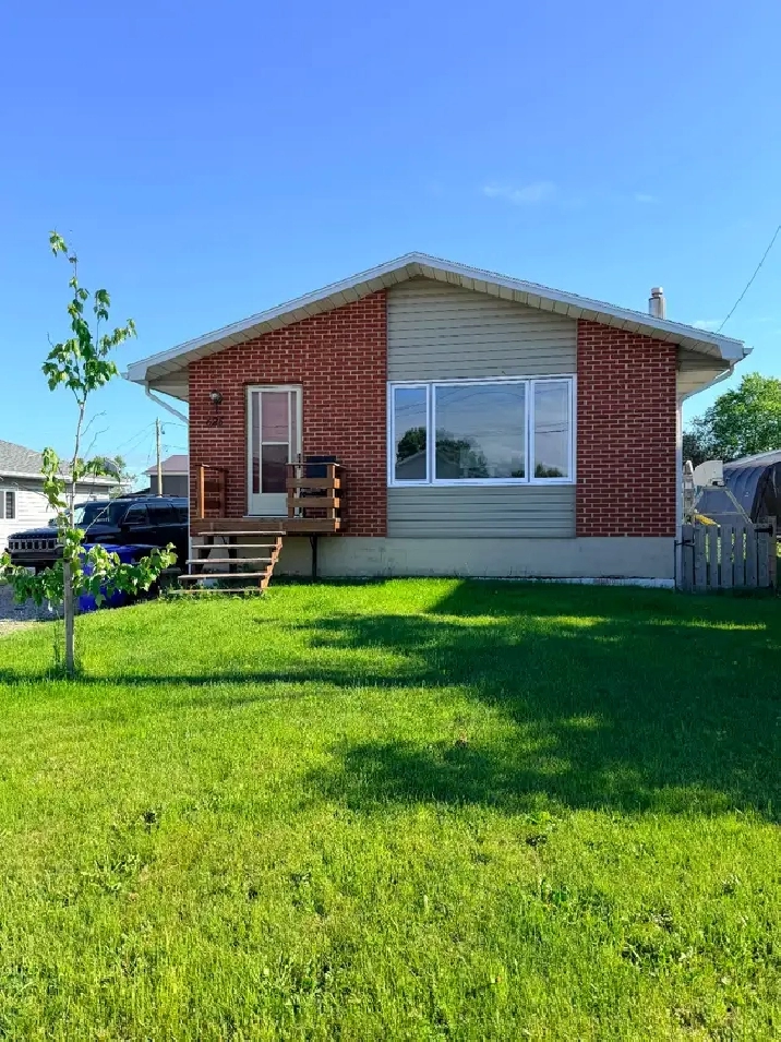 5 beds 2 bath house for Sale