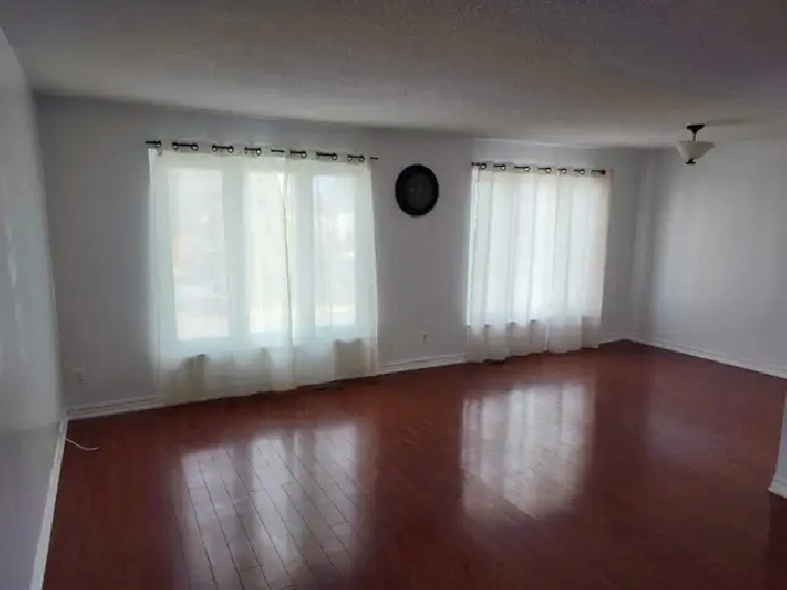 $2400 - 3 Bedroom Upper Level Semi Brampton