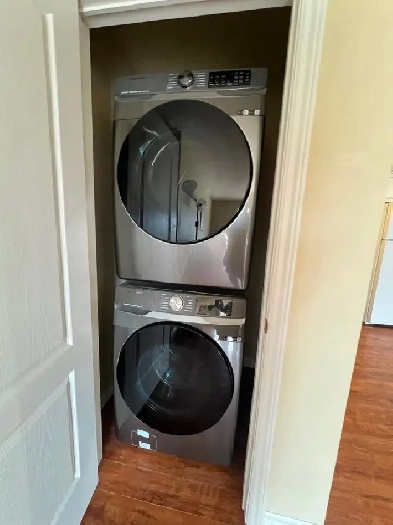 Spacious 2 bedroom unit with washer patio with roof for Oct 1st
