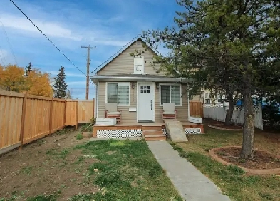 #8751 - 1 bedroom   Den Character home Available Oct 1st. $1600