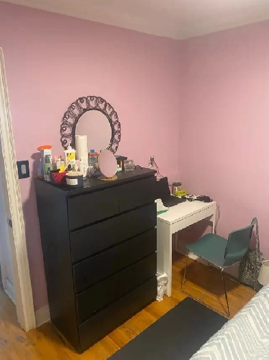 Oct 1: Female Roommate wanted: Davenport & Dufferin