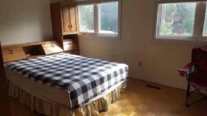 Extra-large private master bedroom, minutes from Yonge