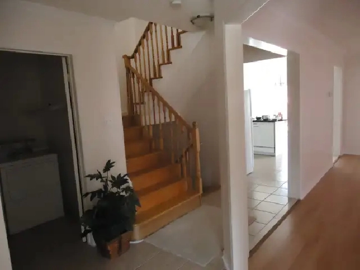 Beautiful, Bright 2nd Floor Room for Rent in Markham-For males