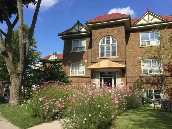 YONGE   EGLINTON CHARMING 1 BEDROOM   1 MONTH FREE