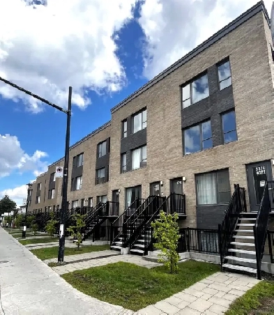 LOGEMENT 4 ½ AVEC GRAND BALCON   STATIONNEMENT À LOUER