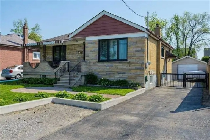 (LOWER LEVEL-SPACIOUS STUNNING 2bdrs@Keele St/HYW 401)