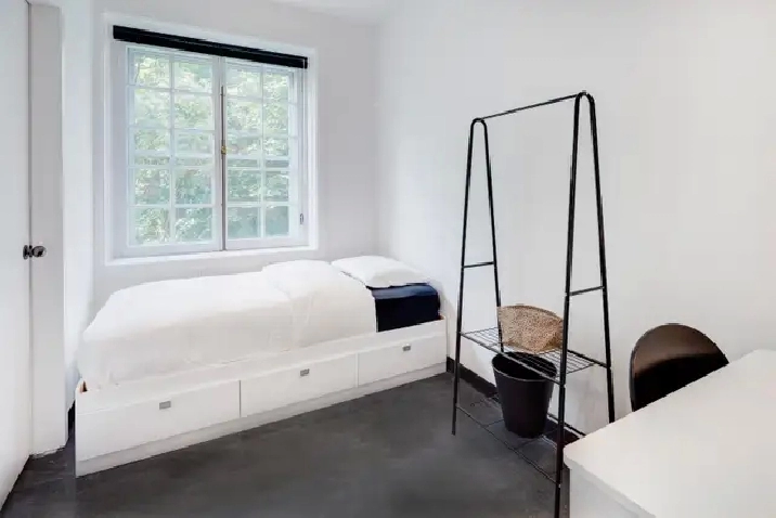 $800 rent. Utilities included. Student residence in Westmount.
