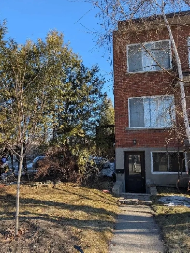 Lachine( Ville St-Pierre) 4 1/2 Upper Triplex $1500