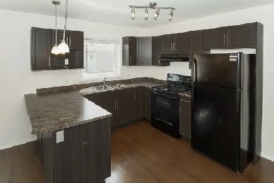 STUNNING 4 Bed 1.5 Bath Townhouse in Lorette!