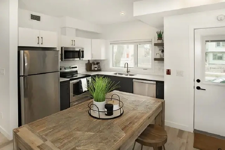 STUNNING 2 bed 1 bath Walk Up Apartment in West Broadway!