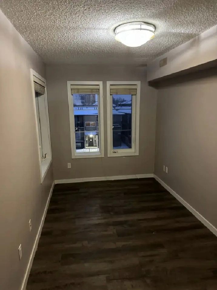 VACANT 2 BR  Condo $ 1395 Rapid Bus Serv Cl to Schools &LRT