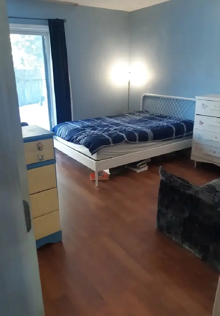 Huge bedrooms today and come and rent these roomamtes