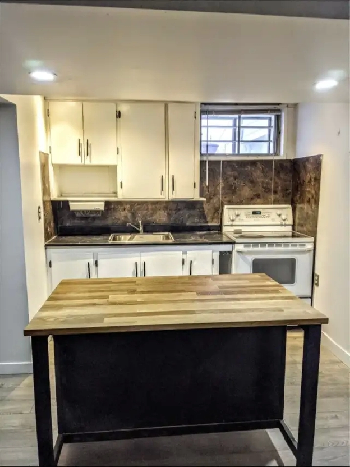lower 2 bedroom suite for rent in Rosscarrock