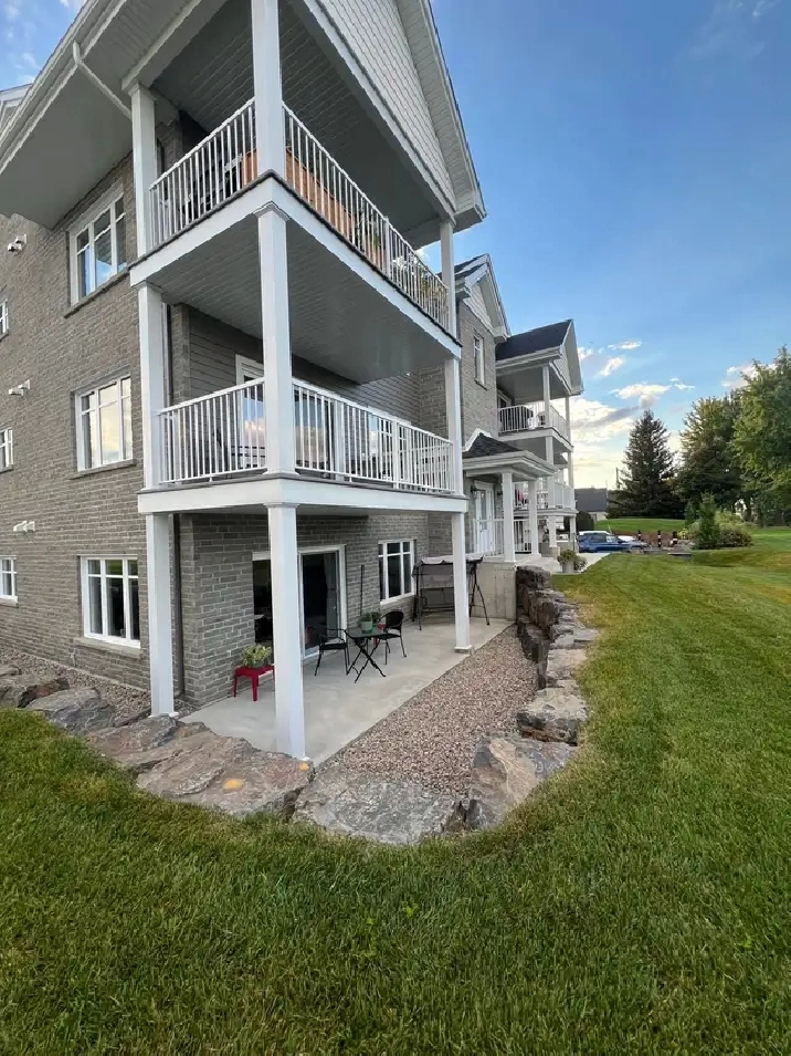 Grand 4 1/2 Rez de Jardin