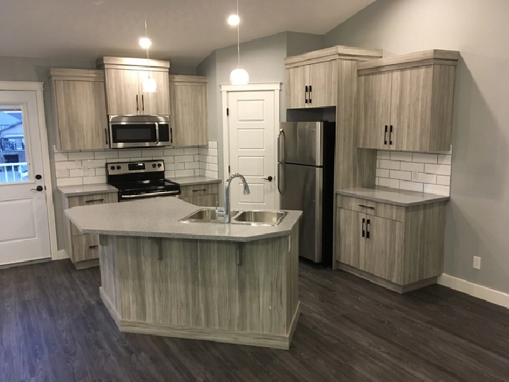 3 bedroom duplex in Coalhurst, A/C, like new