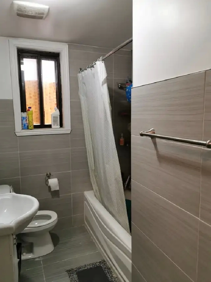 Renovated Bathroom large 3 ½ w/one bedroom in CDN. Oct/Nov