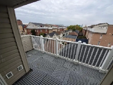 Balcony room  for rent, steps to Seneca@york $800.