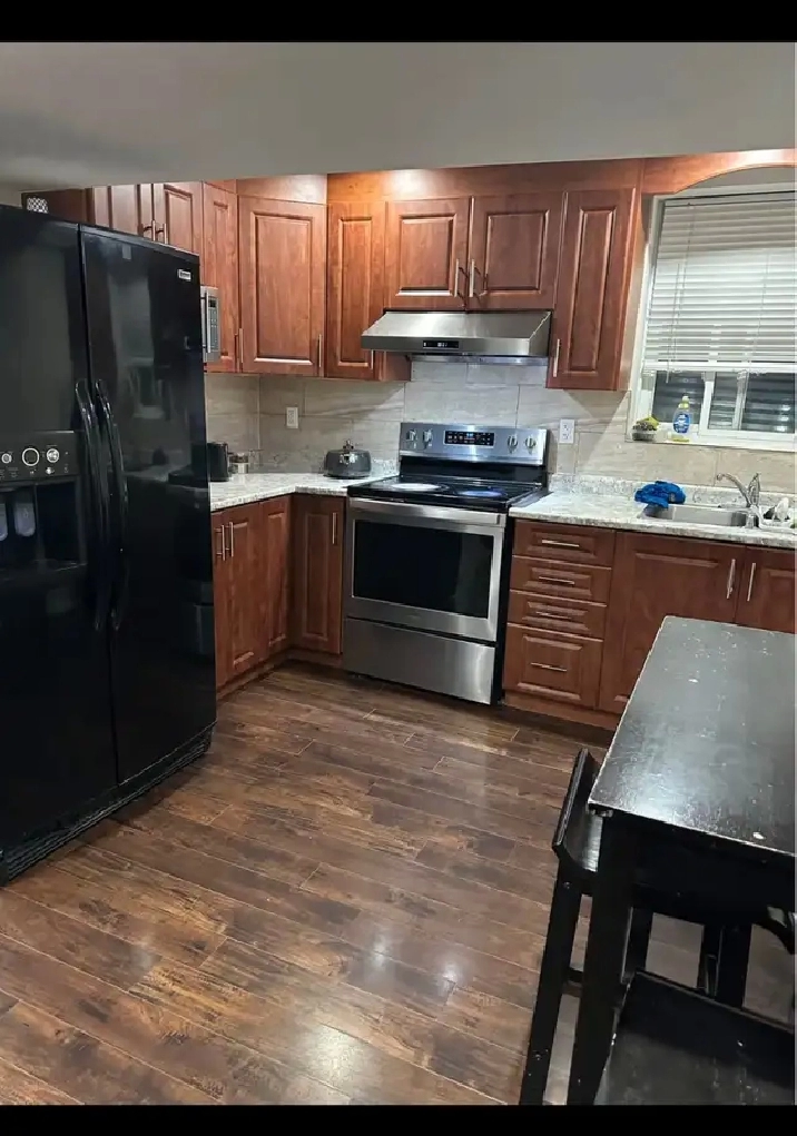 Space available for girls only close to mayfield and airport