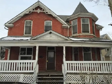 Larger 1BR c/w all utilities located east Downtown